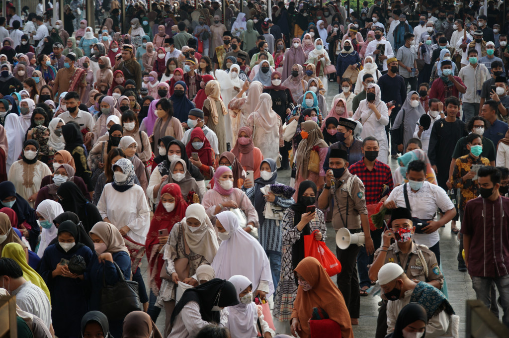 Terlihat sejumlah petugas gabungan TNI-Polri berjaga di sekitar area Masjid Istiqlal. Lalu lintas di depan masjid Istiqlal juga tampak padat.