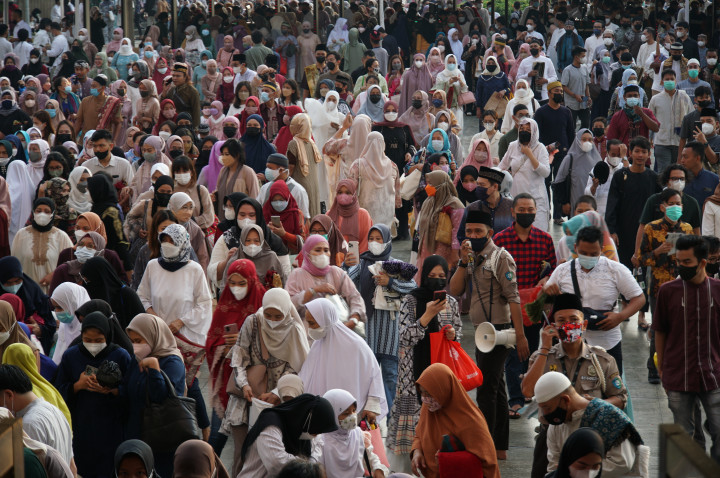 Terlihat sejumlah petugas gabungan TNI-Polri berjaga di sekitar area Masjid Istiqlal. Lalu lintas di depan masjid Istiqlal juga tampak padat.