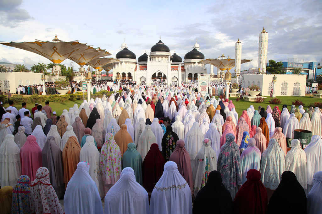 Masyarakat Kota Banda Aceh melaksanakan salat Idulfitri 1443 Hijriah di Masjid Raya Baiturrahman (MRB) Banda Aceh.