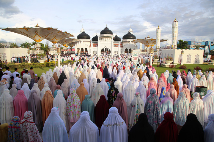 Masyarakat Kota Banda Aceh melaksanakan salat Idulfitri 1443 Hijriah di Masjid Raya Baiturrahman (MRB) Banda Aceh.