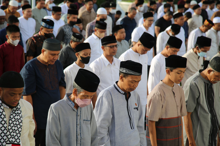 Pelaksanaan salat Ied tidak diberlakukan lagi jaga jarak, namun bagi para jemaah yang hadir tetap dianjurkan untuk menggunakan masker.