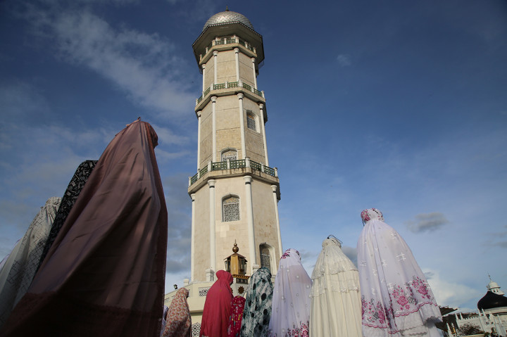 Masjid kebanggan masyarakat Aceh tersebut dapat menampung lebih dari 12.000 jemaah. Baik di dalam masjid maupun di halaman masjid, di bawah payung-payung elektrik seperti Masjid Nawabi Kota Madinah.