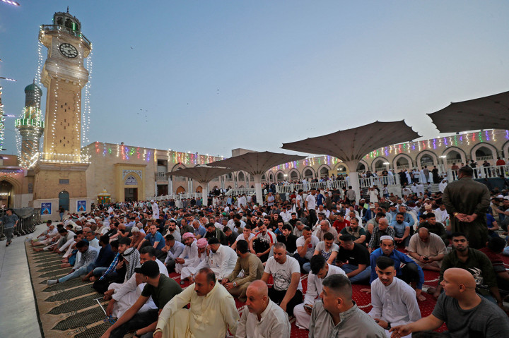 Warga Irak melaksanakan salat Idulfitri yang menandai berakhirnya bulan suci Ramadan di tempat suci Sheikh Abdul Kader al-Kilani di ibu kota Baghdad, pada 2 Mei 2022.