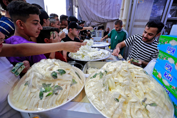 Umat muslim Irak membeli Geymar dengan Kahi (krim beku Irak) di lingkungan Sadriya Baghdad pada liburan Idul Fitri menandai akhir bulan suci Ramadan, pada 2 Mei 2022.