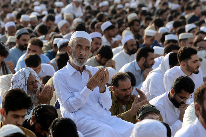 Umat ??Muslim berdoa saat melakukan salat Idulfitri, yang menandai akhir bulan suci Ramadan, di Peshawar, Pakistan pada 2 Mei 2022.