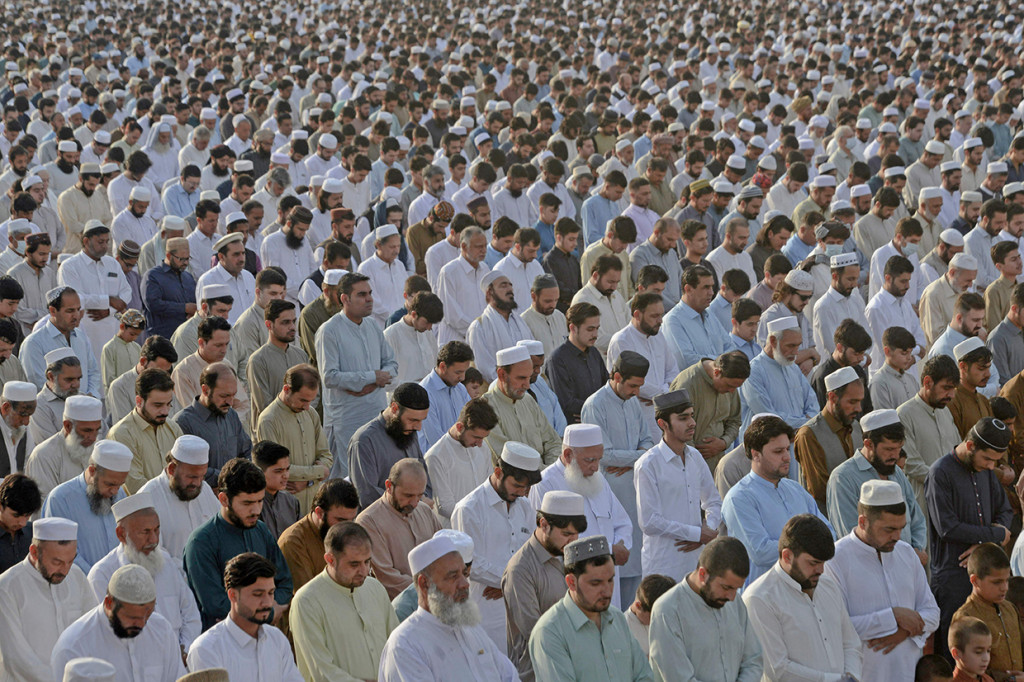 Suasana salat Idulfitri di Peshawar, Pakistan pada 2 Mei 2022.