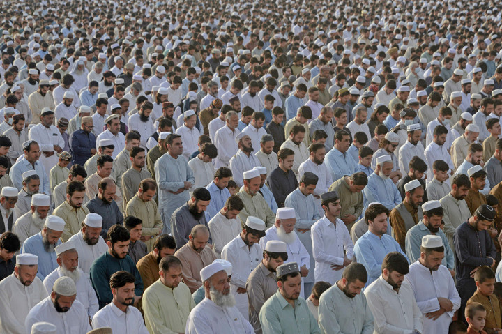 Suasana salat Idulfitri di Peshawar, Pakistan pada 2 Mei 2022.