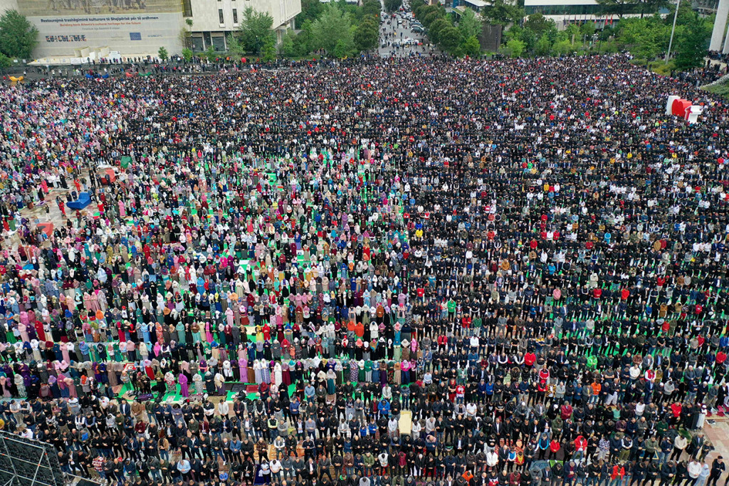 Foto udara ini diambil pada 2 Mei 2022, menunjukkan Muslim Albania berdoa di alun-alun Skanderbeg pada hari pertama perayaan Idulfitri yang menandai berakhirnya bulan suci Ramadan di Tirana, Albania.