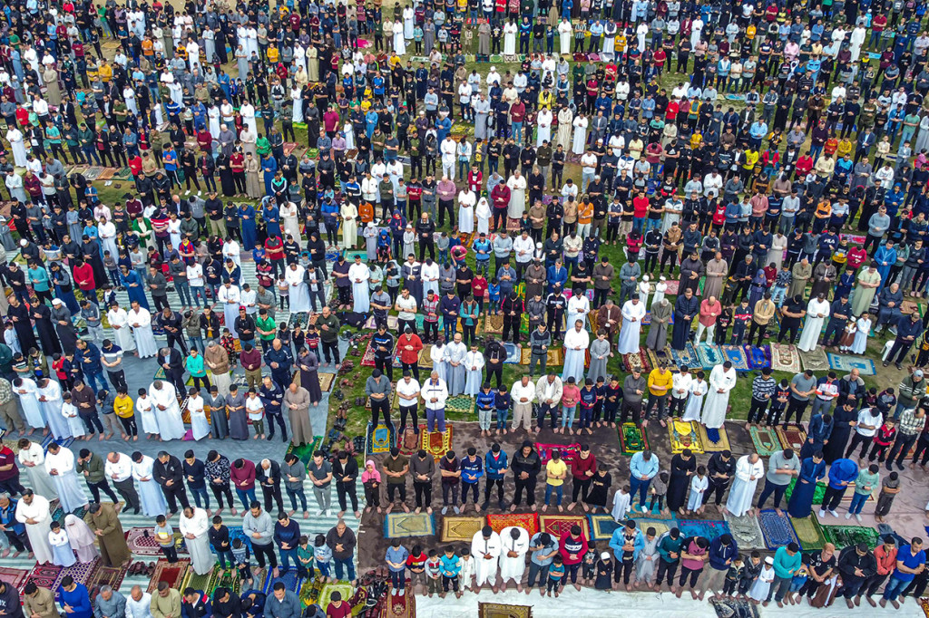 Suasana salat Idulfitri di Kota Gaza pada 2 Mei 2022.
