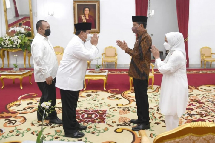 Presiden Joko Widodo dan Ibu Negara Iriana kembali bersilaturahmi pada momen hari pertama Idulfitri 1443 Hijriah pada Senin, 2 Mei 2022. Kali ini, Jokowi dan keluarga menerima kedatangan Menteri Pertahanan Prabowo Subianto dan putranya, Didit Hediprasetyo, di Gedung Agung, Istana Kepresidenan Yogyakarta.