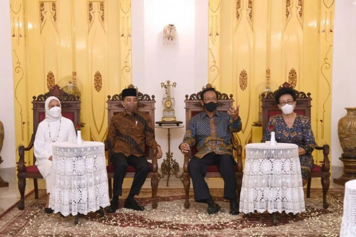 Presiden Joko Widodo berserta Ibu Negara Iriana Joko Widodo dan putra bungsunya Kaesang Pangarep bersilaturahmi ke Keraton Yogyakarta, pada Senin, 2 Mei 2022, bertepatan dengan 1 Syawal 1443 Hijriah.