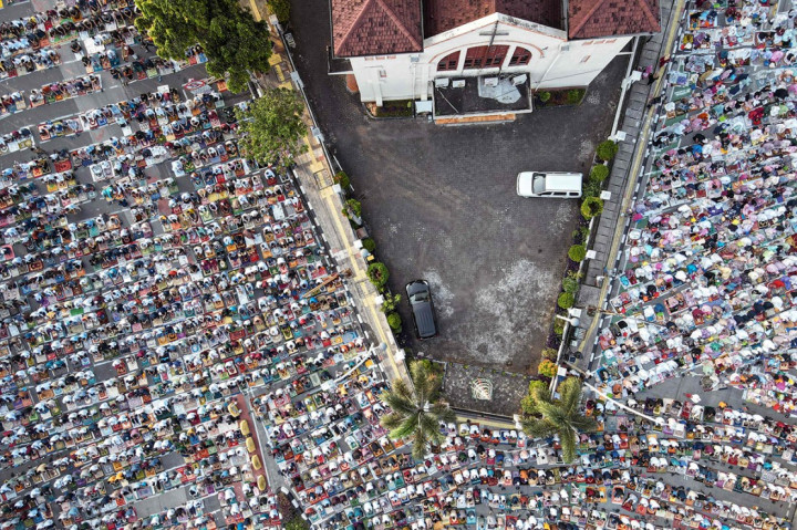 Ribuan umat muslim melaksanakan Shalat Idulfitri 1 Syawal 1443 Hijriah di Kawasan Jatinegara, Jakarta Timur, Senin, 2 Mei 2022. Terlihat umat muslim memenuhi jalanan depan Gereja Koinonia.