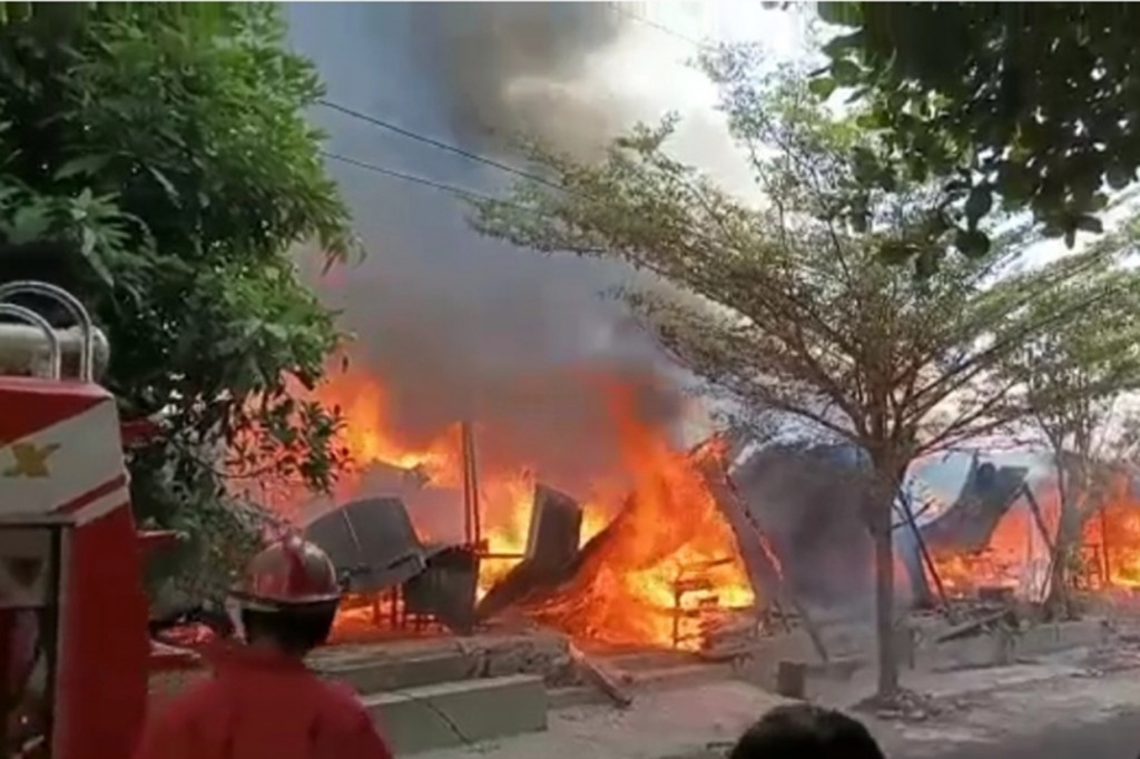 Sejumlah mobil pemadam kebakaran dikerahkan untuk menangani api. Dalam waktu 15 menit, api bisa dipadamkan.
