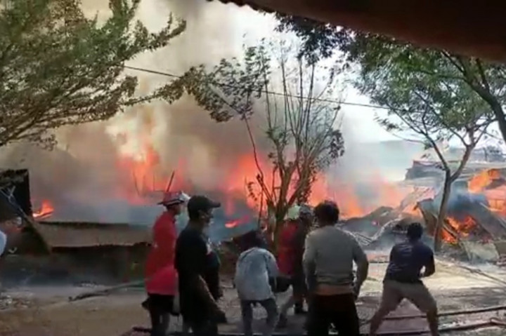Kebakaran melanda pasar Mebel Gilingan, Solo, Selasa, 3 Mei 2022, siang. Api melalap sebagian blok dari pasar mebel yang hendak direlokasi Wali Kota Gibran Rakabuming Raka itu.