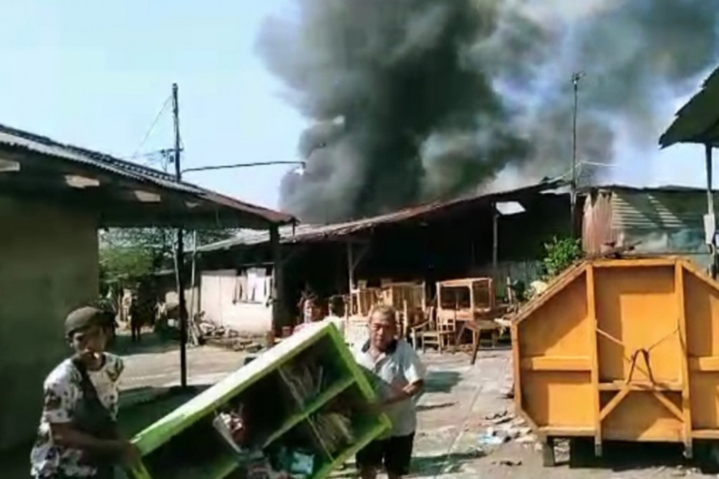 Peristiwa kebakaran itu terjadi sekitar pukul 13.30 WIB. Karena banyak bahan yang mudah terbakar di pasar mebel itu, api dengan cepat membesar dan menghabiskan bangunan serta dagangan milik sebagian pedagang.
