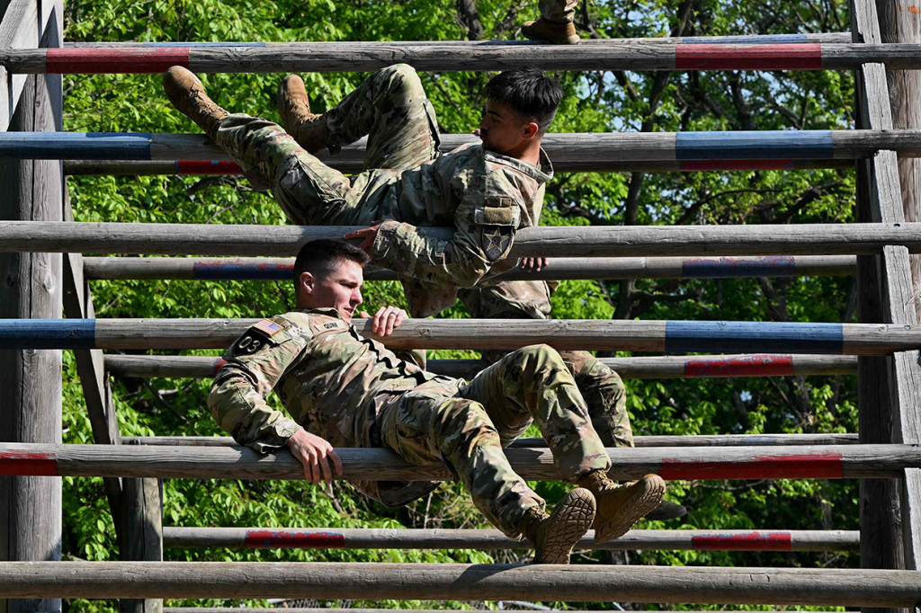 Tentara Amerika Serikat melintasi rintangan selama kompetisi prajurit terbaik tahunan yang diadakan oleh Divisi Infanteri ke-2 Amerika Serikat di Camp Casey, Dongducheon, Korea Selatan, Selasa, 3 Mei 2022.