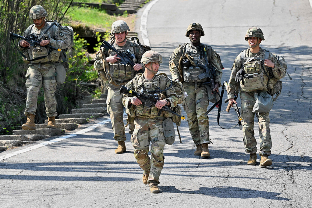 Tentara Amerika Serikat ikut serta dalam pawai saat kompetisi prajurit terbaik tahunan yang diadakan oleh Divisi Infanteri ke-2 Amerika Serikat di Camp Casey, Dongducheon, Korea Selatan, Selasa, 3 Mei 2022.