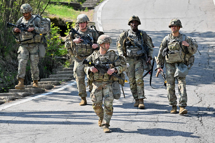 Tentara Amerika Serikat ikut serta dalam pawai saat kompetisi prajurit terbaik tahunan yang diadakan oleh Divisi Infanteri ke-2 Amerika Serikat di Camp Casey, Dongducheon, Korea Selatan, Selasa, 3 Mei 2022.