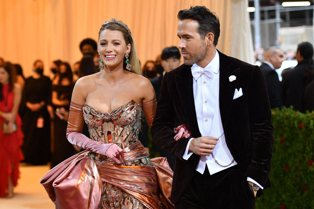 Blake Lively melengkapi pakaiannya dengan sarung tangan tembaga, anting-anting perak, dan tiara. Suaminya Ryan Reynolds mengenakan jaket dan celana hitam serta kemeja putih dan dasi kupu-kupu.