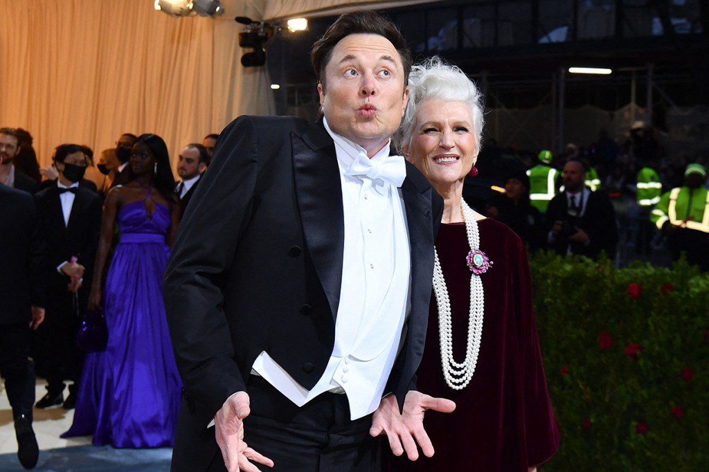 CEO dan chief Engineer SpaceX Elon Musk bersama ibunya yang merupakan seorang supermodel menghadiri acara Met Gala 2022 di Metropolitan Museum of Art, New York, Amerika Serikat, 2 Mei 2022.
