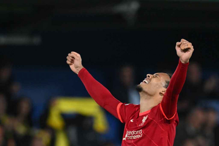 Pemain belakang Liverpool Virgil van Dijk melakukan selebrasi usai timnya memastikan diri melangkah ke final Liga Champions setelah mengalahkan Villarreal 3-2 pada leg kedua semifinal di Estadio de la Ceramica, Villareal, Spanyol, Rabu, 4 April 2022 dini hari WIB. 