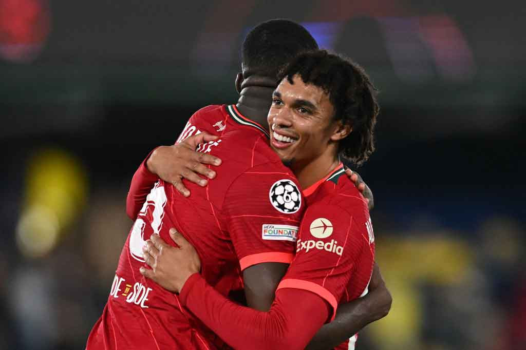 Pemain belakang Liverpool Trent Alexander-Arnold dan Ibrahima Konate  melakukan selebrasi usai timnya memastikan diri melangkah ke final Liga Champions setelah mengalahkan Villarreal 3-2 pada leg kedua semifinal di Estadio de la Ceramica, Villareal, Spanyol, Rabu, 4 April 2022 dini hari WIB. 