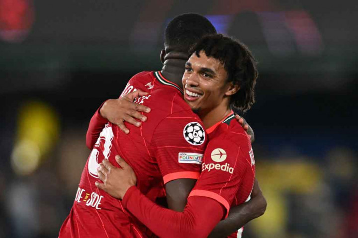 Pemain belakang Liverpool Trent Alexander-Arnold dan Ibrahima Konate  melakukan selebrasi usai timnya memastikan diri melangkah ke final Liga Champions setelah mengalahkan Villarreal 3-2 pada leg kedua semifinal di Estadio de la Ceramica, Villareal, Spanyol, Rabu, 4 April 2022 dini hari WIB. 