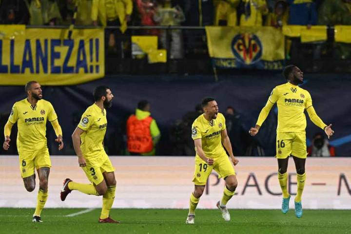 Tuan rumah unggul cepat saat laga baru berjalan dua menit lewat sepakan Boulaye Dia meneruskan assist Etienne Capoue.