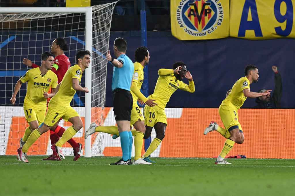 Villareal tak mengendorkan serangan dan meraih gol penyama agregat pada menit ke-41 lewat tandukan Francis Coquelin menyambut umpan silang Andy Robertson. Skor 2-0 untuk tuan rumah bertahan hingga jeda.