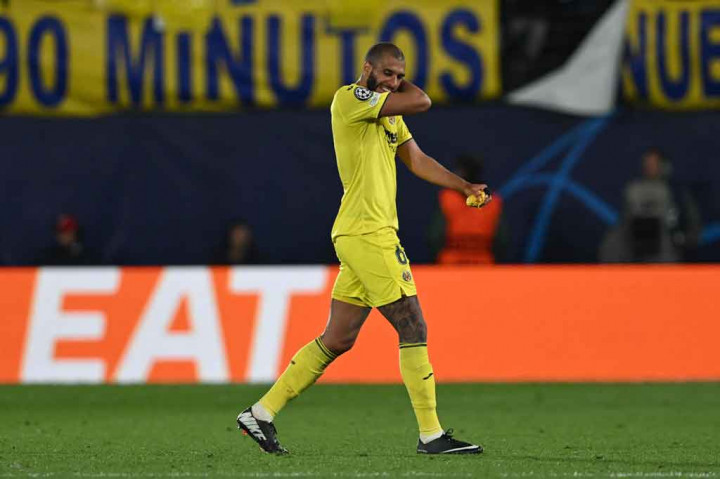 Tuan rumah harus bermain dengan 10 orang setelah Etienne Capoue diganjar kartu kuning kedua usai melanggar Curtis Jones.