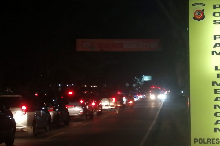 Pantauan arus kendaraan pada H+2 Lebaran di jalur lintas selatan Jabar ke Jateng melalui Gentong pada Rabu dini hari pukul 03.00 WIB hingga pagi, ruas jalan yang berada pasar tumpah Malangbong dan Limbangan, Garut, mengalami kepadatan dan sekali-kali terhenti.