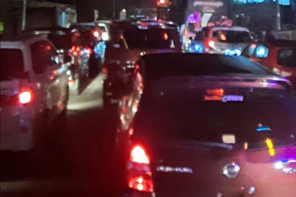 Pantauan arus kendaraan pada H+2 Lebaran di jalur lintas selatan Jabar ke Jateng melalui Gentong pada Rabu dini hari pukul 03.00 WIB hingga pagi, ruas jalan yang berada pasar tumpah Malangbong dan Limbangan, Garut, mengalami kepadatan dan sekali-kali terhenti.