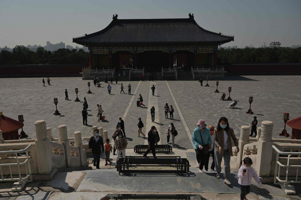 Orang-orang mengunjungi Kuil Surga saat liburan Hari Buruh di Beijing, Tiongkok, 2 Mei 2022.