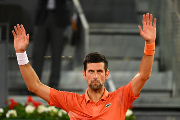 Petenis nomor satu dunia Novak Djokovic melakukan selebrasi usai menundukkan petenis Prancis Gael Monflils pada babak kedua turnamen Madrid Open, Selasa, 3 Mei 2022 waktu setempat.