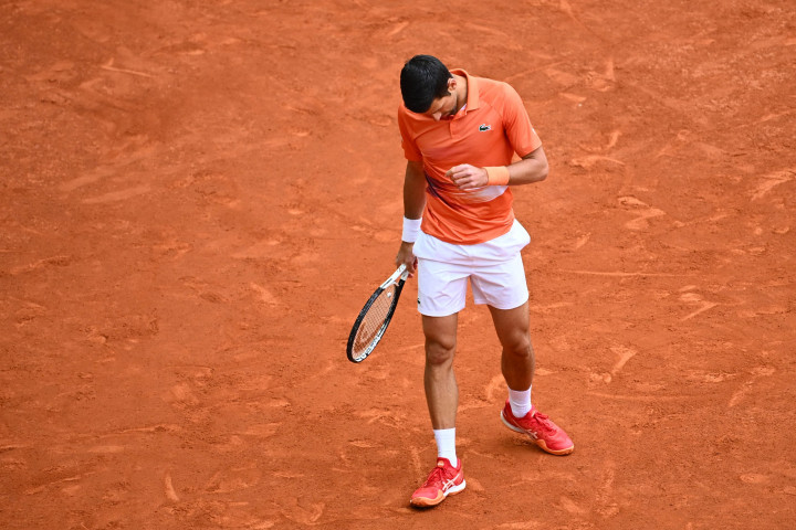 Di babak ketiga Djokovic akan menghadapi Andy Murray,  yang di pertandingan lainnya mengalahkan petenis Kanada Denis Shapovalov  6-1, 3-6, 6-2.