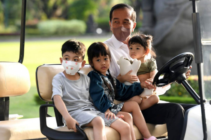 Pada hari kedua Lebaran, Presiden Joko Widodo bermain bersama Jan Ethes Srinarendra, Sedah Mirah, dan La Lembah Manah di halaman Istana Kepresidenan Yogyakarta, Selasa, 3 Mei 2022.