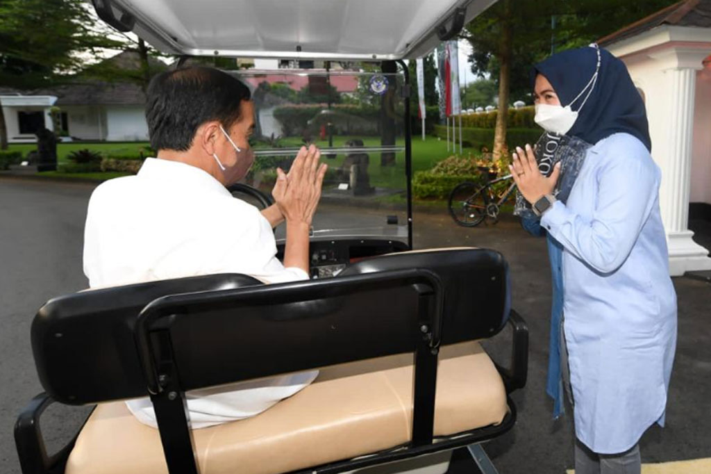 Presiden Jokowi juga menyapa langsung masyarakat dan membagikan kaus.