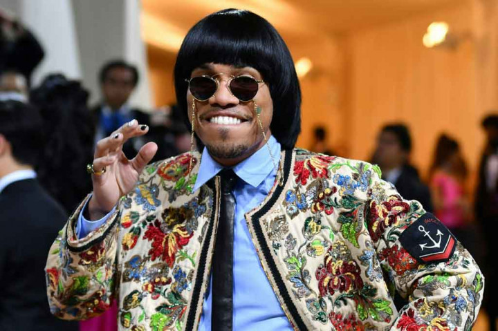 Penyanyi rap asal Amerika Anderson Paak atau Anderson .Paak mencuri perhatian warganet di Indonesia karena penampilan berbusananya di acara Met Gala 2022 yang berlangsung Senin, 2 Mei waktu Amerika Serikat atau Selasa, 3 Mei 2022 WIB.