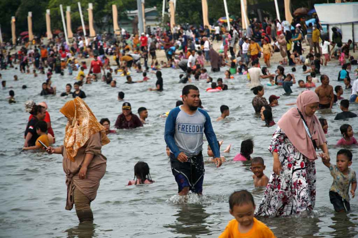 Pengelola Taman Impian Jaya Ancol memperkirakan jumlah pengunjung mencapai rata-rata 55 ribu orang per hari selama masa libur Lebaran tahun ini.