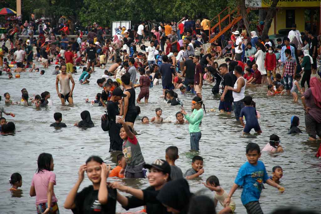Sementara rekor tertinggi selama pandemi covid-19 terjadi pada hari kedua Lebaran, Selasa, 3 Mei 2022, yaitu sebanyak 70 ribu wisatawan.