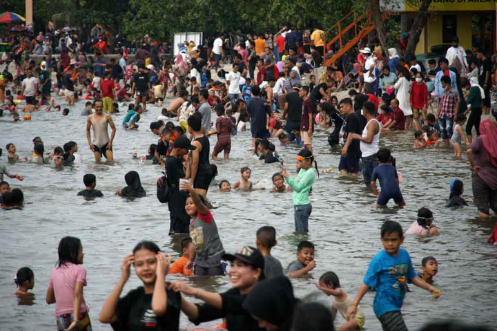 Sementara rekor tertinggi selama pandemi covid-19 terjadi pada hari kedua Lebaran, Selasa, 3 Mei 2022, yaitu sebanyak 70 ribu wisatawan.