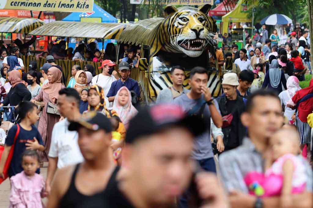 Pengelola Taman Margasatwa Ragunan memperkirakan puncak pengunjung selama masa libur Lebaran tahun ini terjadi pada Rabu, yaitu sekitar 45 ribu orang atau setara dengan kapasitas 75 persen.