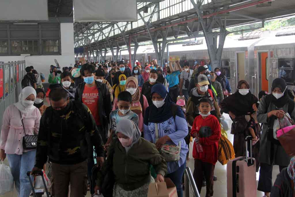 Pemudik arus balik pengguna jasa angkutan Kereta Api Fajar Utama Yogyakarta saat tiba di Stasiun Pasar Senen, Jakarta, Rabu, 4 Mei 2022.