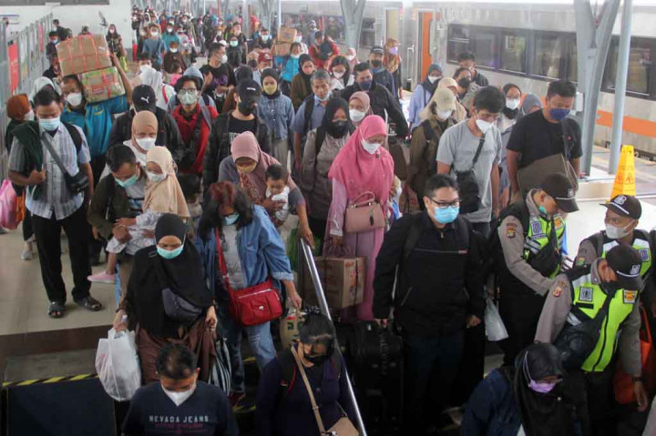PT Kereta Api Indonesia (KAI) memprediksi puncak arus balik Lebaran penumpang kereta api di Stasiun Gambir dan Stasiun Pasar Senen diprediksi akan terjadi pada 6 Mei hingga 9 Mei 2022.