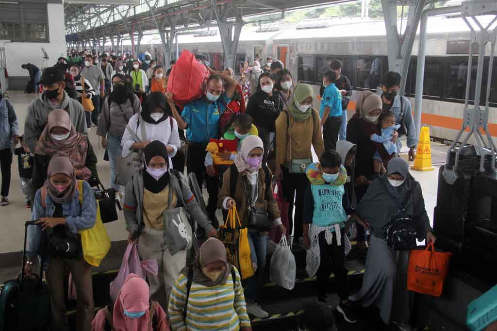 Sebanyak 32.894 pemudik arus balik tiba di sejumlah stasiun kawasan Daerah Operasional (Daop) 1 Jakarta pada H+1 Lebaran atau Rabu, 4 Mei 2022 pagi.