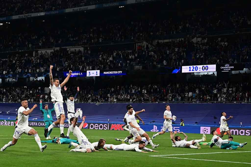 Para pemain Real Madrid melakukan selebrasi usai memastikan diri melaju ke babak final Liga Champions, di Stadion Santiago Bernabeu, Madrid, Kamis, 5 Mei 2022 dini WIB.