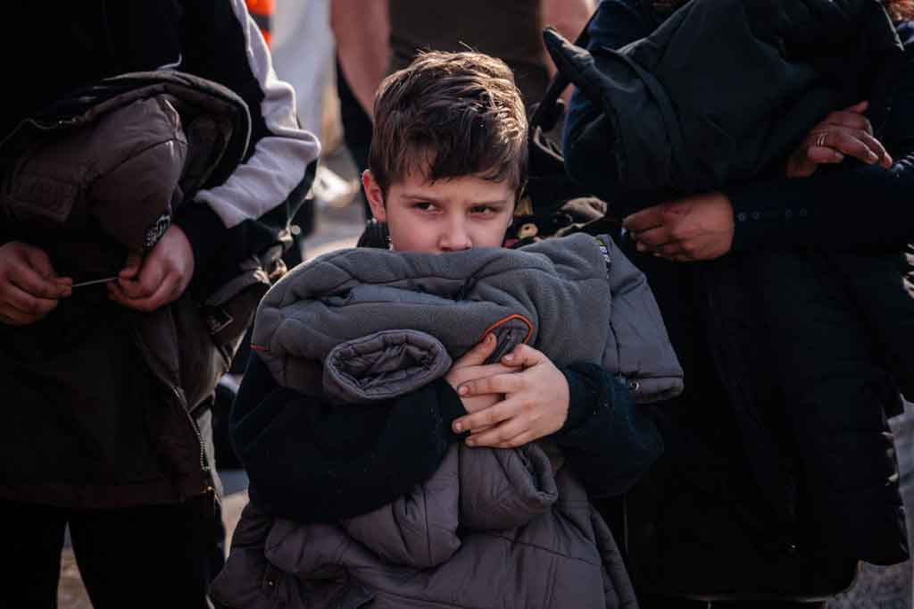 Seorang anak laki-laki yang dievakuasi dari pabrik Azovstal Mariupol, tiba di area pendaftaran dan pemrosesan untuk pengungsi internal, di Zaporizhzhia pada Selasa, 3 Mei 2022 waktu setempat.