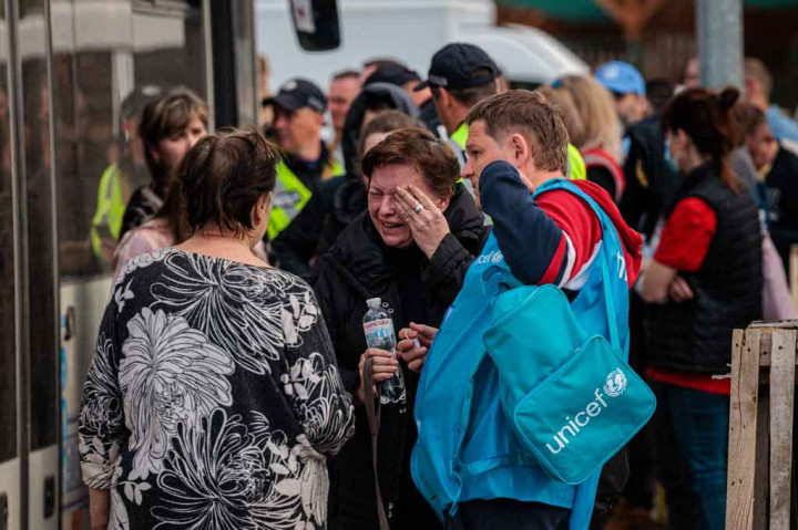 Dalam pidatonya Zelensky mengatakan sebanyak 344 orang dievakuasi dari Mariupol dan daerah sekitarnya dan menuju barat laut ke kota Zaporizhzhia, yang masih dikendalikan oleh Kyiv.