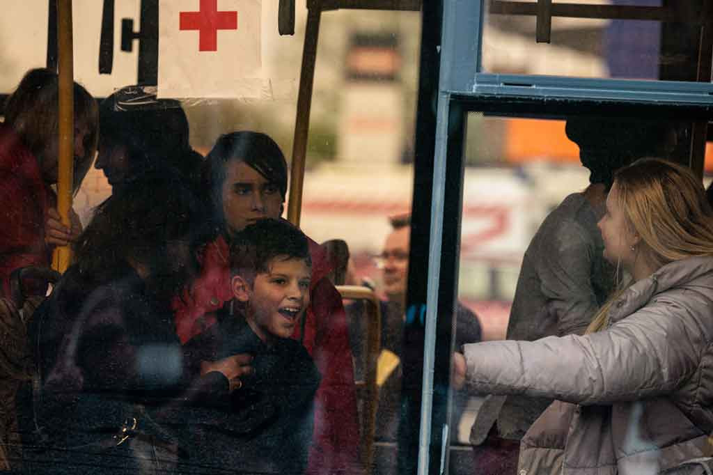 Moskow, yang membantah telah terjadi penyerbuan ke pabrik, mengatakan pasukannya akan menghentikan tembakan di pabrik itu untuk membuka koridor kemanusiaan bagi warga sipil selama tiga hari mulai Kamis, 5 Mei 2022.