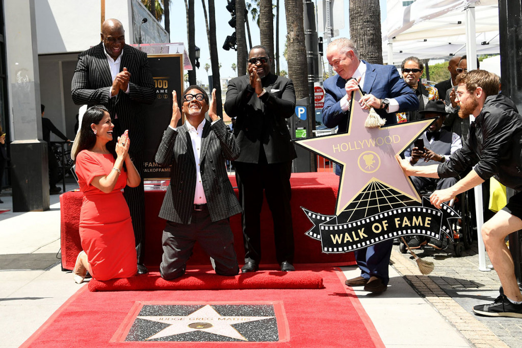 Tokoh televisi itu didampingi istrinya, Linda Reese, serta rekannya Magic Johnson dan Johnny Gill pada upacara di 7076 Hollywood Blvd., antara jalan Sycamore dan La Brea tersebut.